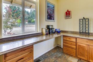 10 Mi to Eugene Countryside Home with Mtn Views! - 2