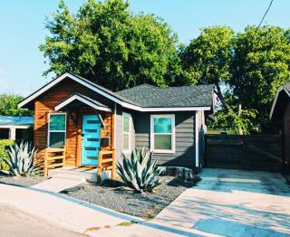 Downtown 2BR with free parking, fenced yard and firepit - 5