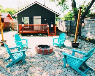 Downtown 2BR with free parking, fenced yard and firepit - 2