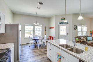 Walk to Water! Home with Pool Access in Rockport - 2
