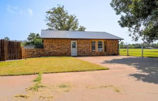 Cozy Retreat w Private Yard, Horse & Pet Friendly - 3