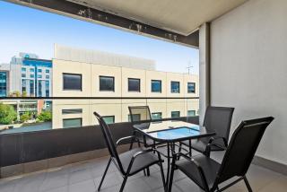 Stylish 2-Bed Apartment Near MCG - 3