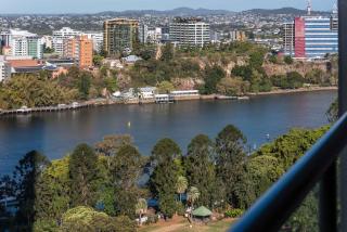 Skyline Sanctuary 1BR Apartment with River Views - 8