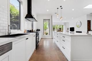 Luxury Coastal Escape - 5min Beach 1min Cafes - 6