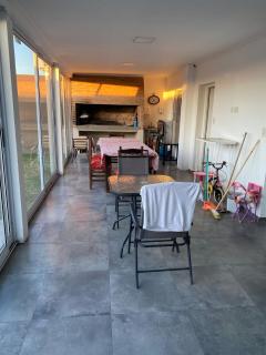 Casa con pileta, todos los servicios - 5