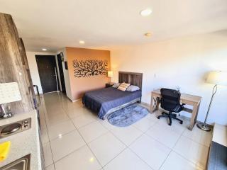 S05 SUITE DOBLE CAMA MATRIMONIAL Premium Frente al TEC CEM con Cocineta WiFi Balcón Parking Terraza - 9
