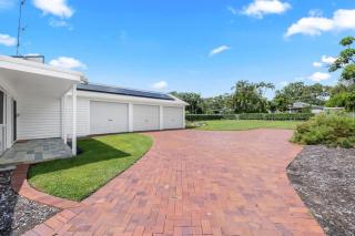 Esplanade Ease - Absolute Beachfront in Hervey Bay - 1