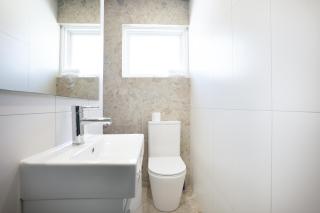 Riverfront Villa 8 Surfers Paradise with Pool - 3