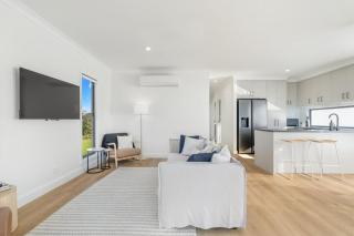 Bay Breeze Beachhouse - 5