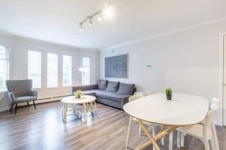 Sleek Modern Escape Suite - Comfort and Style in the City - 8