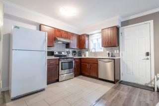 Sleek Modern Escape Suite - Comfort and Style in the City - 6