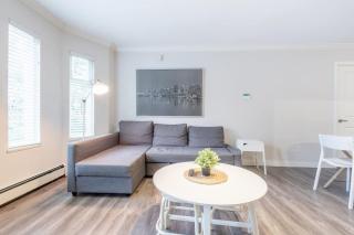 Sleek Modern Escape Suite - Comfort and Style in the City - 4