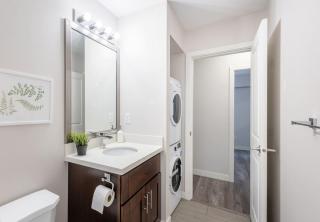 Sleek Modern Escape Suite - Comfort and Style in the City - 1