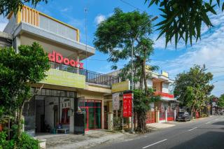 RedDoorz Syariah near Alun Alun Kebumen - Kebumen - 2