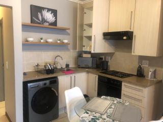 Stylish Bachelor Pad in the Heart of Fourways - 5