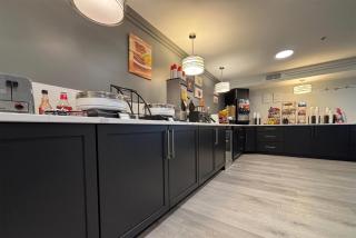 Ramada by Wyndham Springfield North - 2