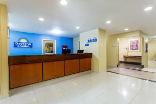 Days Inn & Suites by Wyndham Bloomington/Normal IL - 4