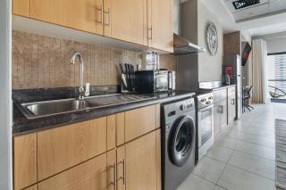 Chic JLT Studio, Lake View, Pool, Metro Access - 2