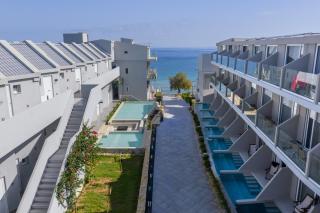 Golden Coast Beachfront Resort - 9