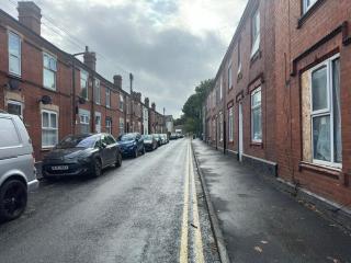 Entire Home Stay Modern 4-Bedroom, Fully Furnished Sleep upto 7 people M5 Junction 1 - 8