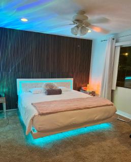 Westlake Village Escape 2 Bedroom 2 Bath with Pool & Jacuzzi View! Welcome Champagne - 8