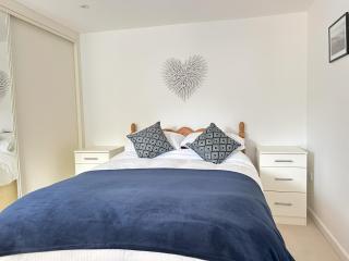 Private Garden Retreat 2BR Modern Comfort - 9