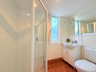 Cosy 2BR Paddington Home with Parking - 8