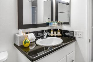 Westlake Village Escape 2 Bedroom 2 Bath with Pool & Jacuzzi View! Welcome Champagne - 2
