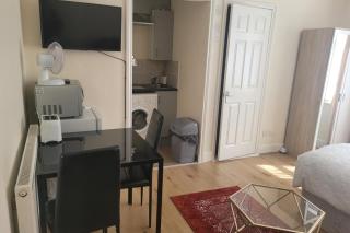 Town Centre Studio - Sleeps 2 - Parking - 5