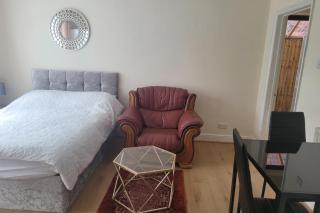 Town Centre Studio - Sleeps 2 - Parking - 3