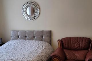 Town Centre Studio - Sleeps 2 - Parking - 2