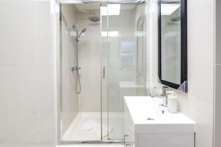 8 Private Rooms with own kitchen & bathroom, Parking, 30min to Wembley Stadium, sleeps 16 to 20 people - 1