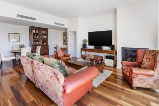 Bright & Spacious Penthouse by Parliament House - 0