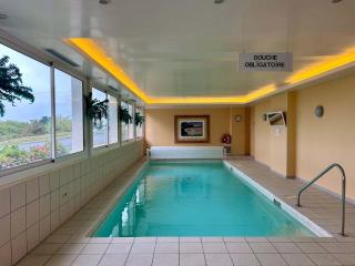 Seafront flat with indoor pool with stunning views - 8