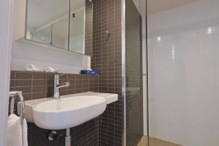 Riverview 2BR Apt with pool and Parking Near Suncorp - 1