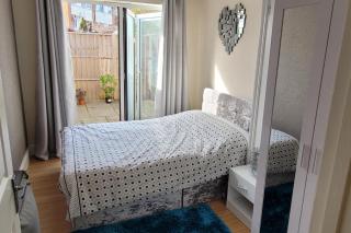 Apartment - Sleeps 2 - Parking - Wi-Fi - 8