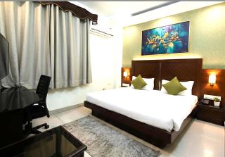 Hotel Star Pink' Couple friendly'Near rk ashram metro - 8
