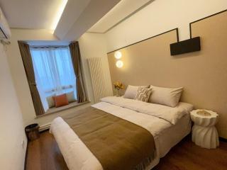 Chinese style four-bedroom apartment near the Bell Tower subway station in the center of Xi'an - 9