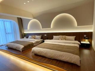 Chinese style four-bedroom apartment near the Bell Tower subway station in the center of Xi'an - 8