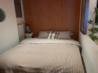 Chinese style four-bedroom apartment near the Bell Tower subway station in the center of Xi'an - 6