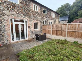Stylish 2-Bed Home Near A11 - 8