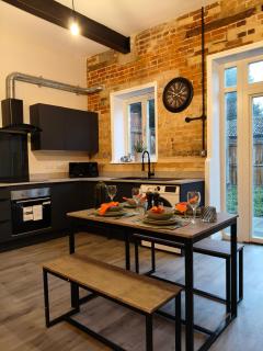 Stylish 2-Bed Home Near A11 - 4