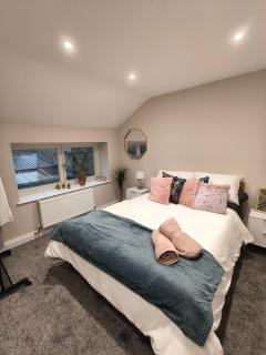 Stylish 2-Bed Home Near A11 - 3