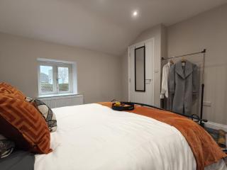 Stylish 2-Bed Home Near A11 - 2
