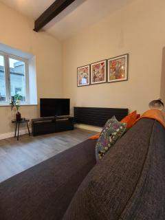 Stylish 2-Bed Home Near A11 - 1