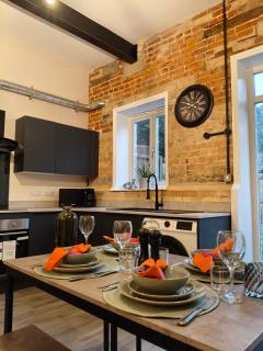 Stylish 2-Bed Home Near A11 - 6