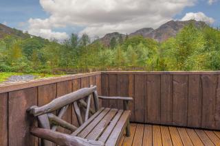 Juniper Lodge, Lake District Shepherd Hut with hot tub - 8