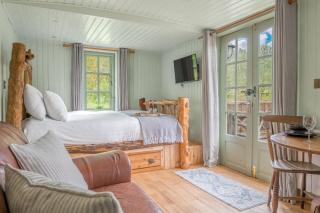 Juniper Lodge, Lake District Shepherd Hut with hot tub - 4