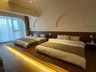 Chinese style four-bedroom apartment near the Bell Tower subway station in the center of Xi'an - 1