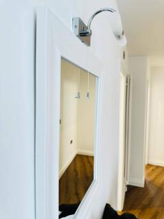 Gorgeous two bedroom luxury Apartment sleeps 6 - Brentwood - 5
